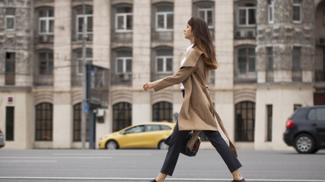 Μια γυναίκα περπατάει στον δρόμο, Φωτογραφία: Shutterstock/By Andrey Arkusha