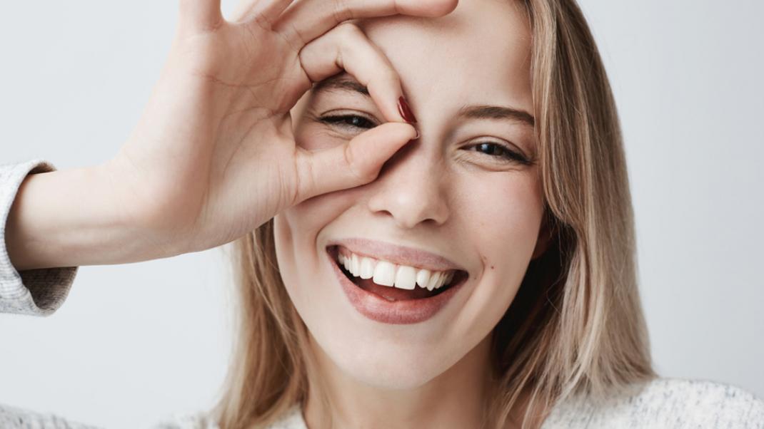 Γυναίκα χαμογελάει. Φωτογραφία: Shutterstock/Cookie Studio