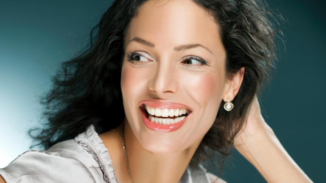 Γυναίκα που χαμογελάει. Φωτογραφία: Shutterstock
