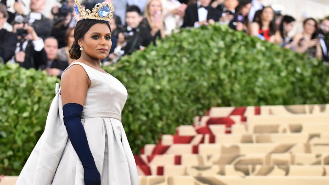 Η Mindy Kaling με δημιουργία του Βασίλη Ζούλια στο Met Gala 2018 | 0 bovary.gr