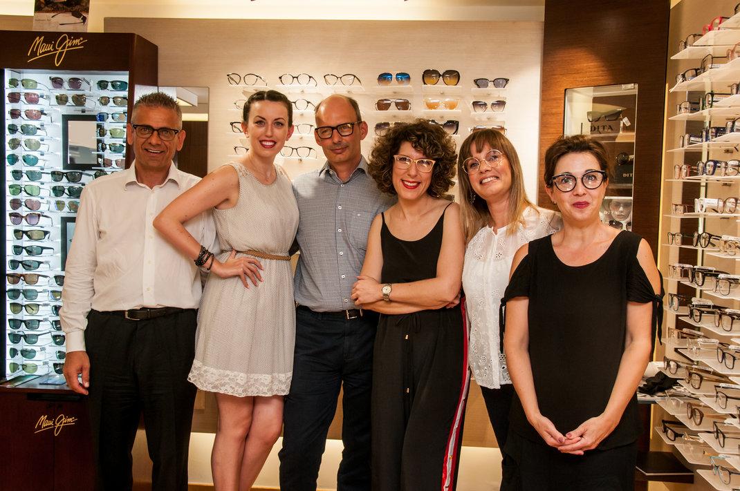 Ο κύριος Γιώργος Παπαδιαμαντόπουλος μαζί με την ομάδα της Optical Papadiamantopoulos 