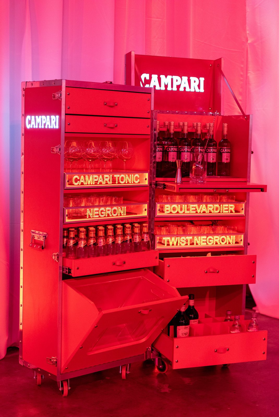 Το... κόκκινο κινητό μπαρ με το Campari