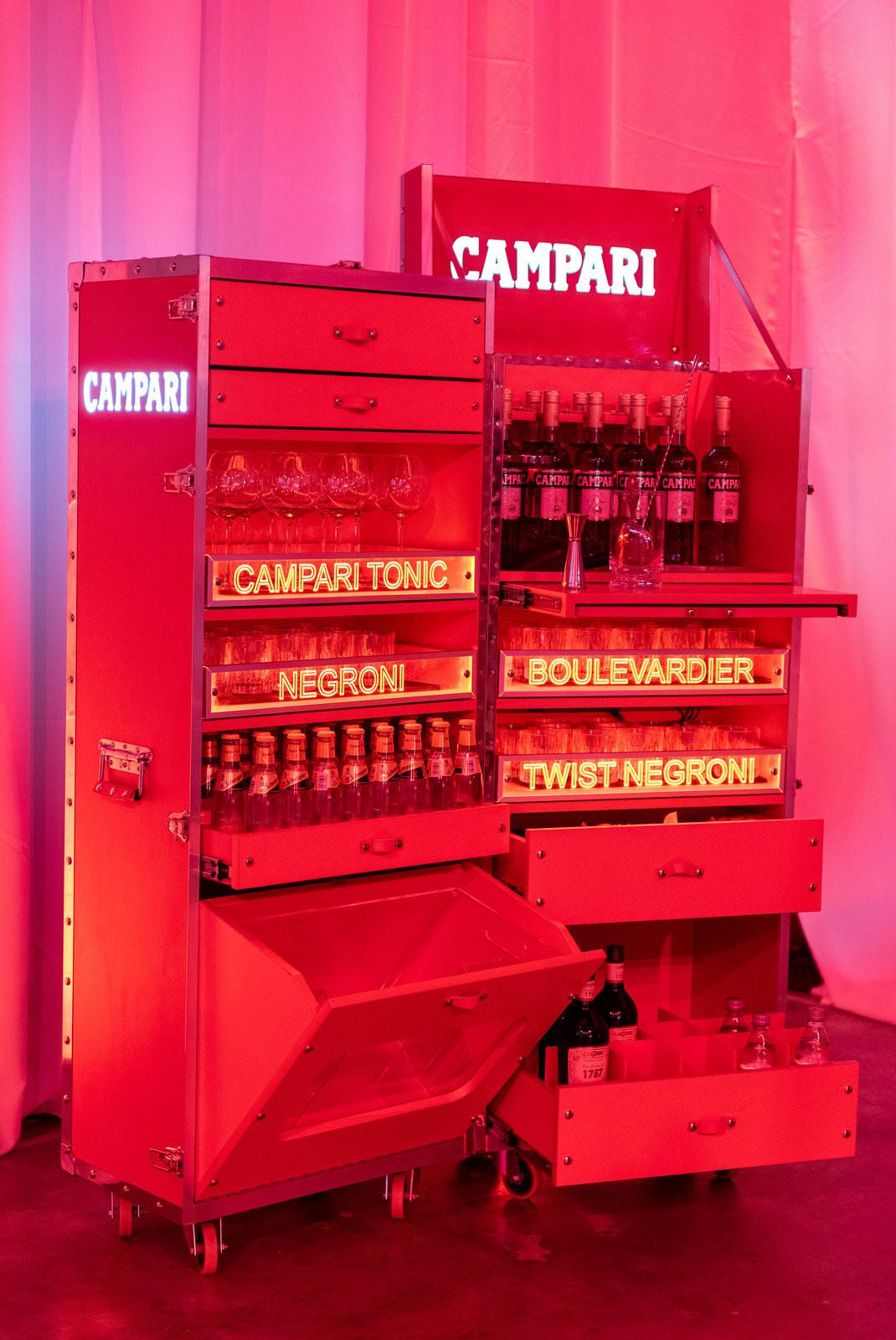 Το... κόκκινο κινητό μπαρ με το Campari