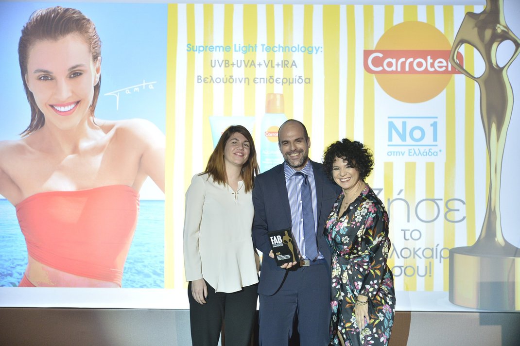 Η Beauty story teller του Bovary.gr, Έφη Ανέστη δίνει βραβείο στην Carroten