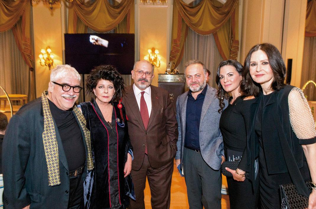Studio Panoulis/ Ο Δημήτρης Πιατάς, η ιδιοκτήτρια του «αθηνοράματος» Άννη Ηλιοπούλου, ο βουλευτής Νίκος Ξυδάκης, ο δημοσιογράφος Μιχάλης Κεφαλογιάννης, η βουλευτής Όλγα Κεφαλογιάννη και η Κάτια Δανδουλάκη