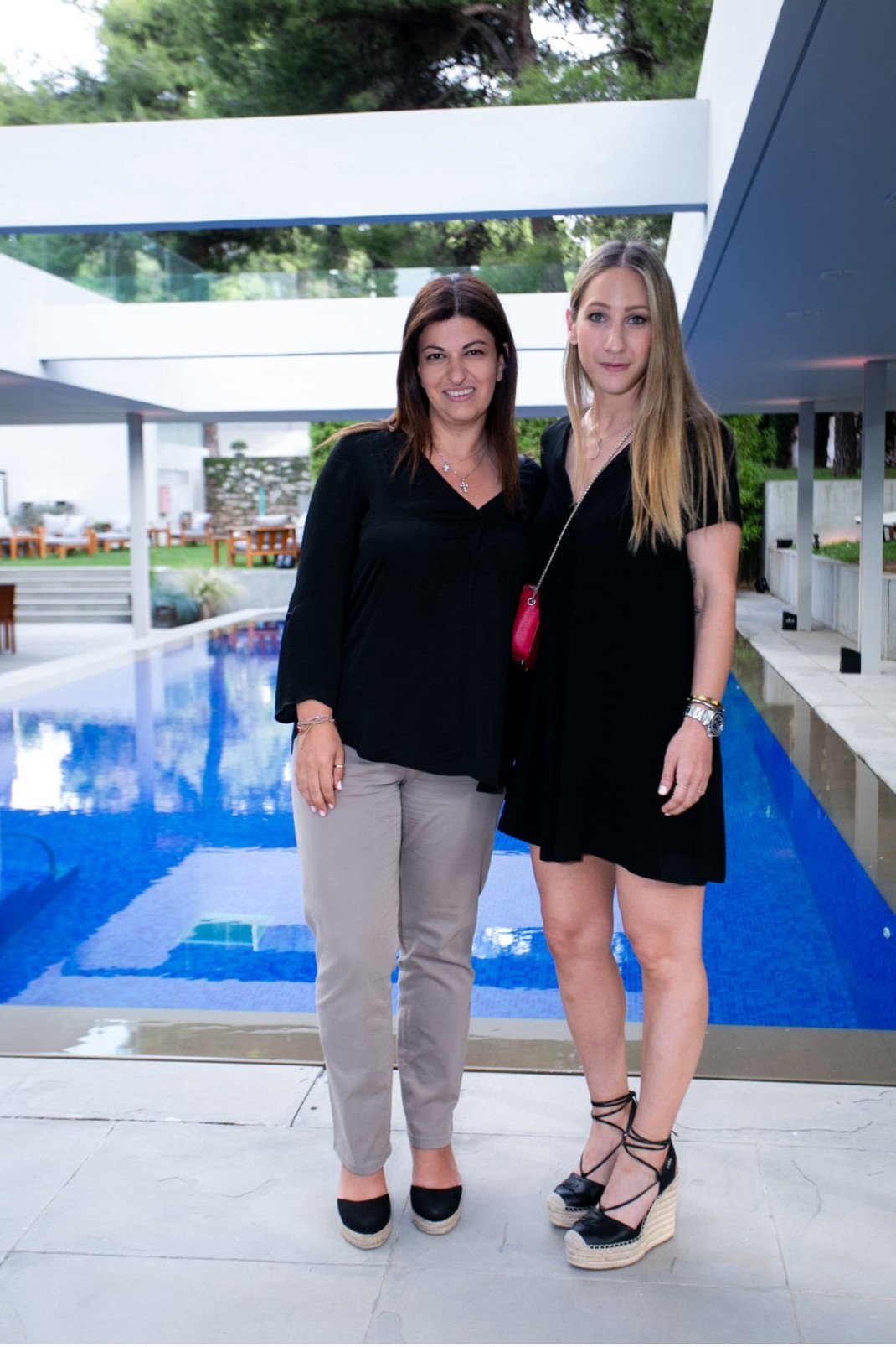 Η κυρία Κατερίνα Μαμιδάκη Marketing Communications Manager της bluegr Hotels & Resorts και η κυρία Ηρώ Βαούτση PR & Consumer Engagement Coordinator της Estee Lauder Greece