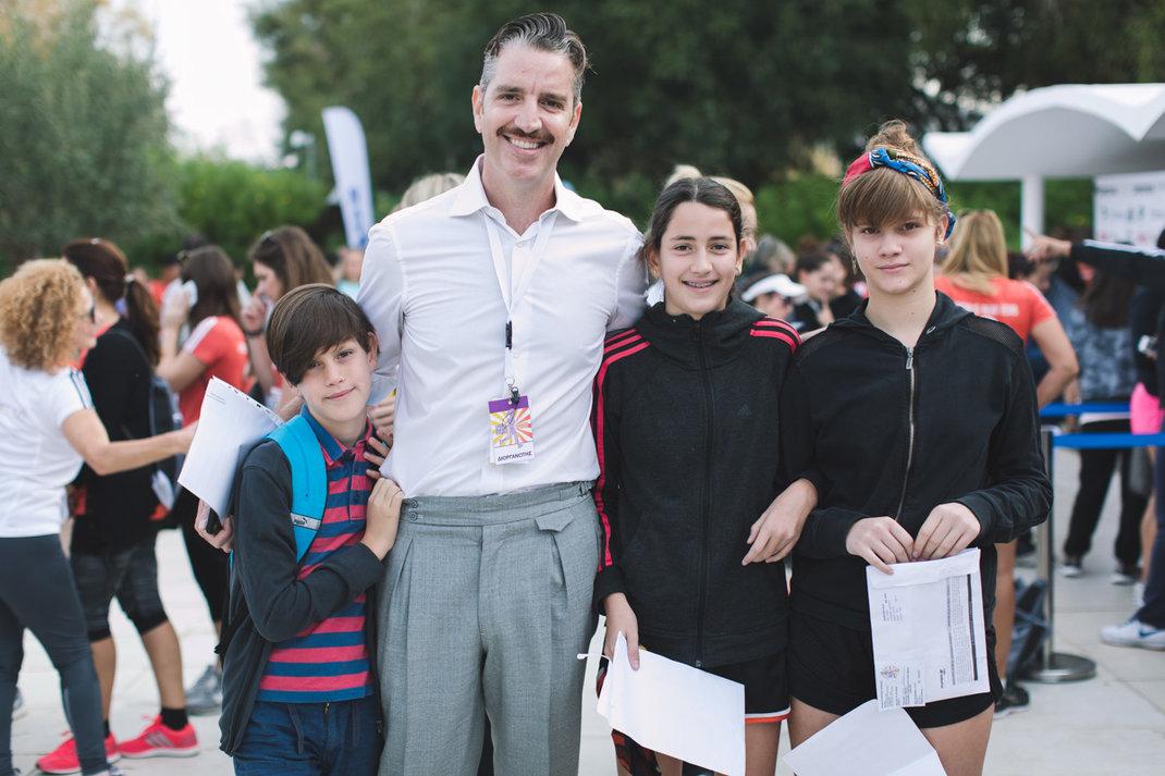 Ο δημιουργός του Ladies Run Κίμων Φραγκάκης με την επόμενη γενιά δρομέων για καλό σκοπό.