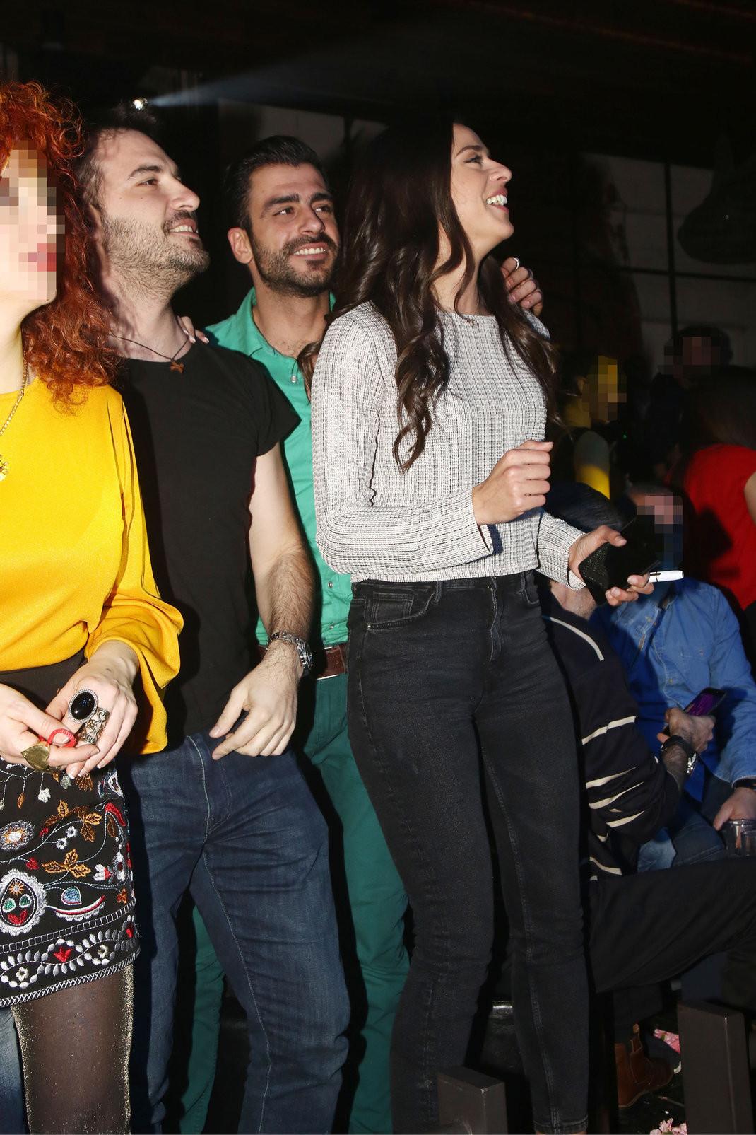 H Eyaggelia Syriopoyloy Me Ton Syntrofo Ths Se Nyxterinh E3odo Poy Toys Petyxe O Fwtografikos Fakos Bovary