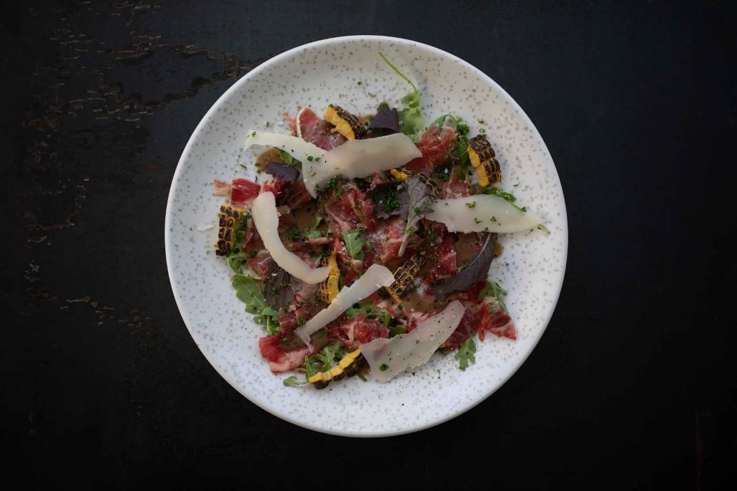 Carpaccio di Manzo. Black angus rib eye, καλαμπόκι charred, παρμεζάνα και σάλτσα με μαύρη τρούφα & λεμόνι