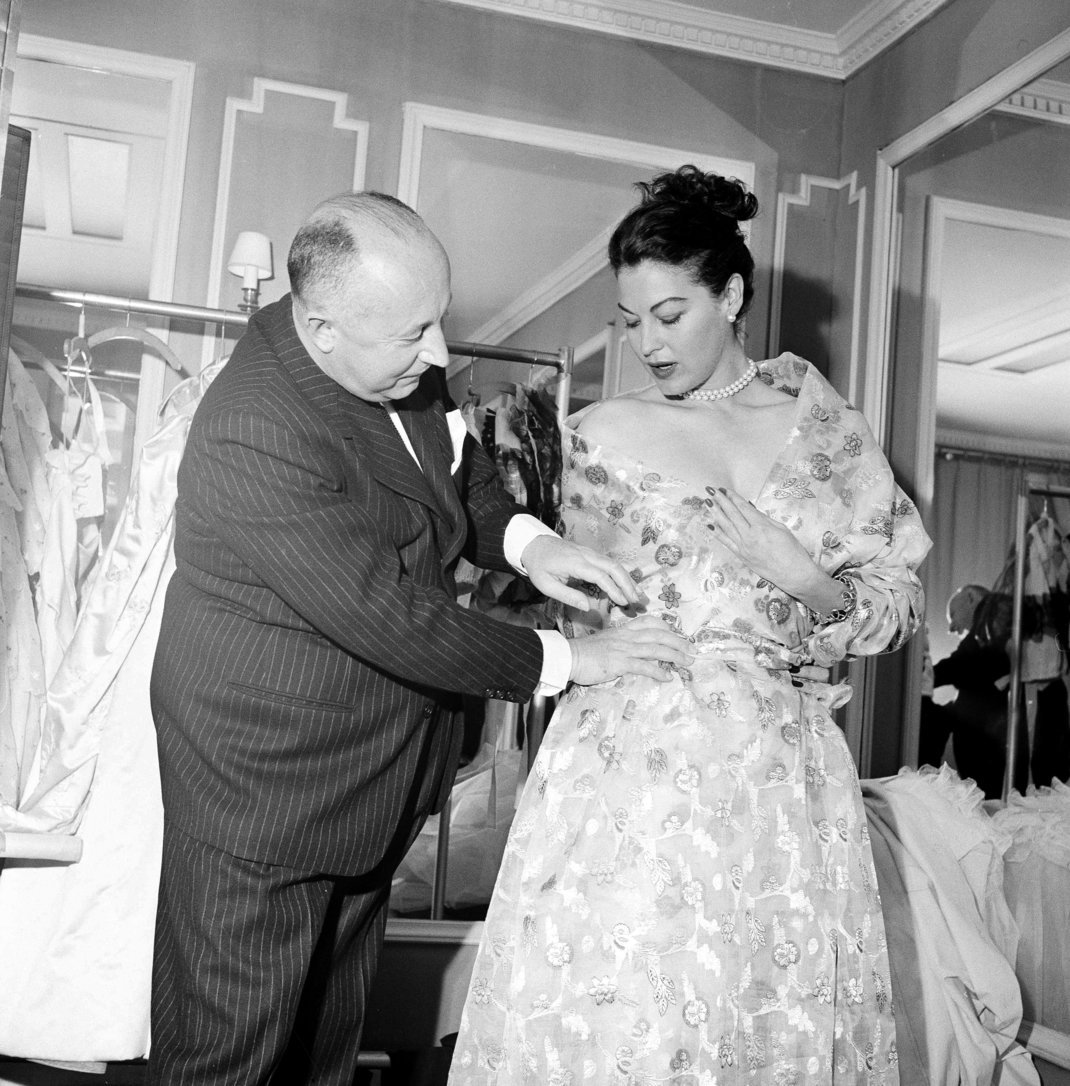 Ο Christian Dior με την Άβα Γκάρντνερ το 1956 φορώντας το «The Little Hut» /AP