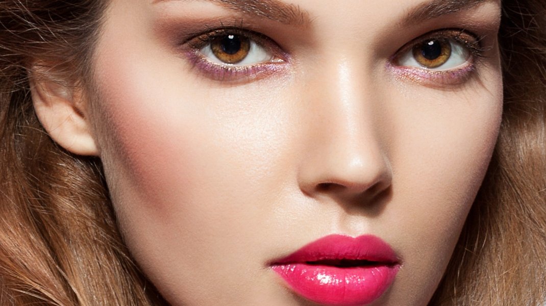 Μακιγιάζ με χείλη και μήλα σε ροζ αποχρώσεις/Shutterstock