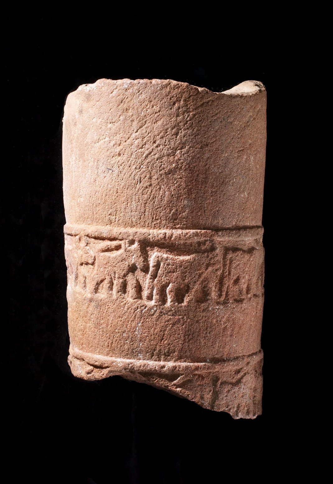 Τμήμα βωμού ή θυμιατηριού -Από την αλ-Ούλα 4ος - 3ος αιώνας π.Χ. Ψαμμίτης Πανεπιστήμιο King Saud, Ριάντ, Τμήμα Αρχαιολογίας