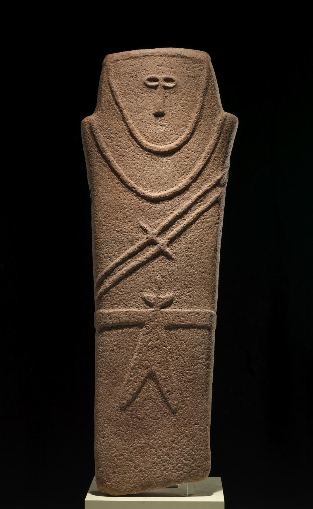 Ανθρωπόμορφη στήλη. Από την Καριάτ αλ-Κάαφα, κοντά στην πόλη Χάιλ 4η χιλιετία π.Χ. Ψαμμίτης Εθνικό Μουσείο, Ριάντ.