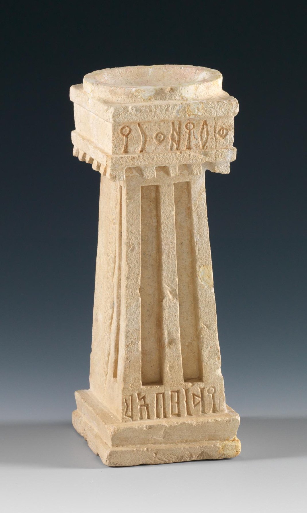 Θυμιατήριο. Από την Καριάτ αλ-Φάου. Πιθανόν 4ος – 1ος αιώνας π.Χ. Ασβεστόλιθος. Εθνικό Μουσείο, Ριάντ. Αυτό το ψηλό θυμιατήριο είναι διακοσμημένο στη μία όψη με ένα φίδι το σώμα του οποίου κατευθύνεται προς την κορυφή του θυμιάματος.