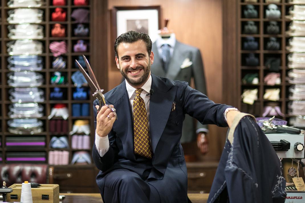 O Master Tailor Gennaro Annunziata ποζάρει στον φακό του Νίκου Καρανικόλα, λίγο πριν την έναρξη του τρίτου  Artisans event