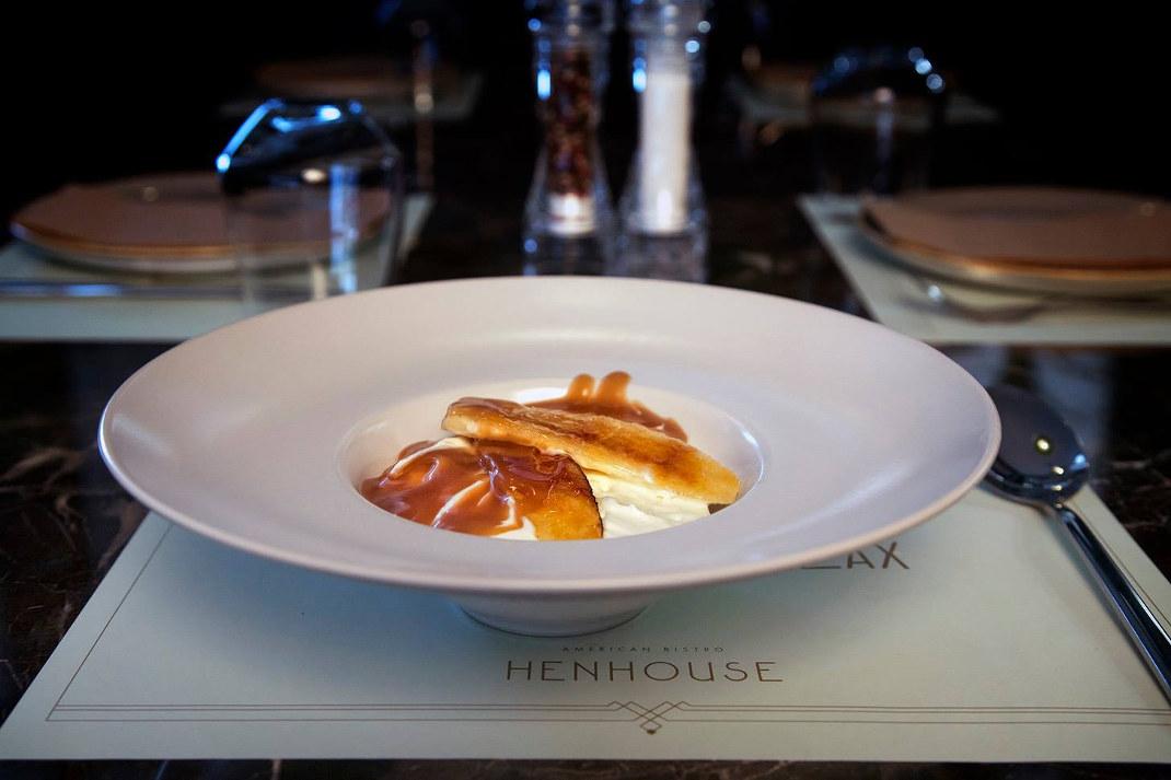 Banoffee: Mousse mascarpone, πουρέ μπανάνας και σπιτική αλμυρή καραμέλα