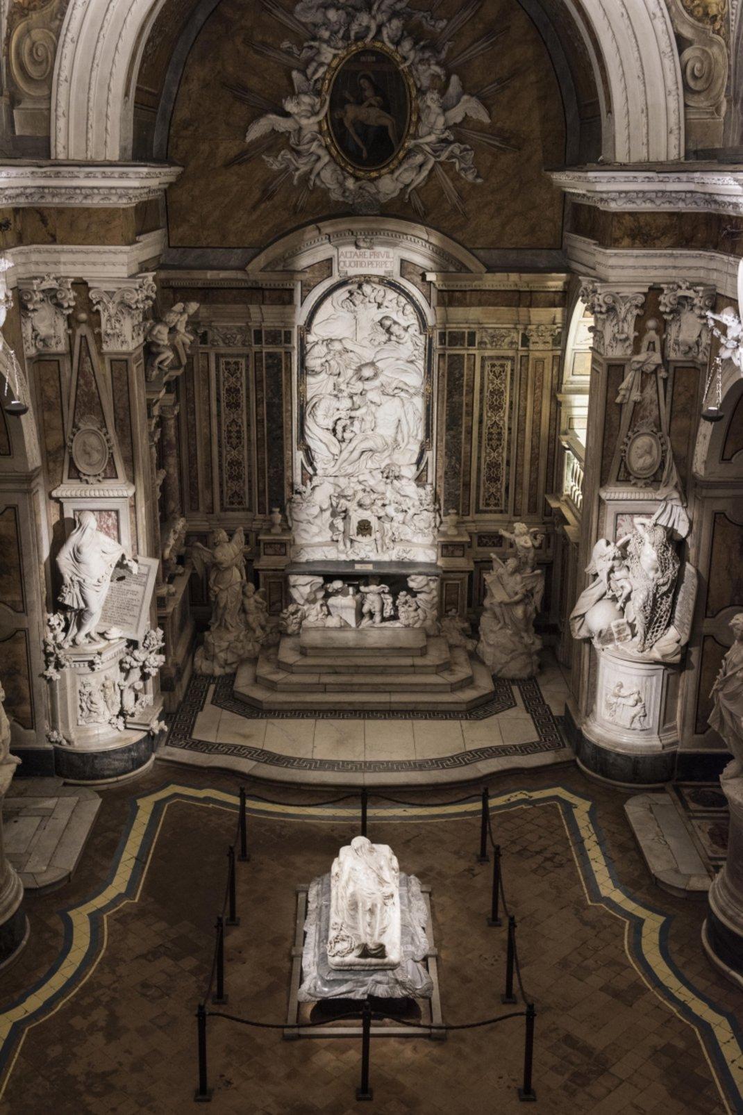 Στη μέση της Καπέλα Σανσεβέρο, ο «Veiled Christ» /museosansevero.it