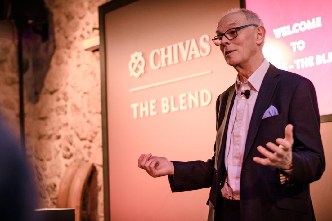 1. Ο Colin Scott, Custodian Master Blender του Chivas Regal, μυεί το κοινό στην τέχνη του blending