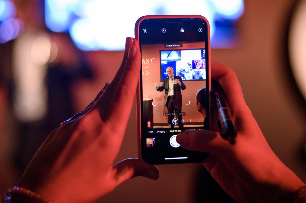 2. Οι συμμετέχοντες του πρώτου Chivas – The Blend απαθανάτιζαν τον Colin Scott, τον Custodian Master Blender του Chivas Regal, να τους μυεί στην τέχνη του blending