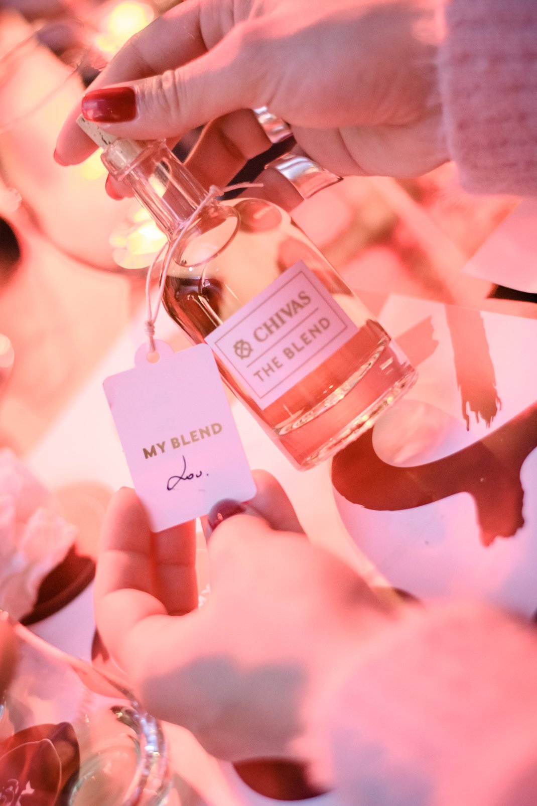3. Οι παρευρισκόμενοι δημιούργησαν το δικό τους Chivas blend, συνδυάζοντας σπάνια αποστάγματα του αγαπημένου τους σκωτσέζικου whisky