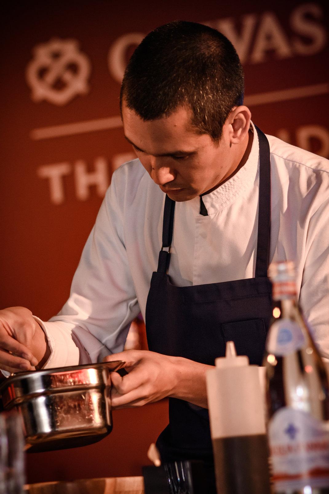 8. Ο διάσημος σεφ Σωτήρης Κοντιζάς, που ενσαρκώνει το μήνυμα της νέας καμπάνιας του Chivas “Success is a Blend”, σε ένα μοναδικό workshop εντυπωσίασε το κοινό με τις δημιουργίες του