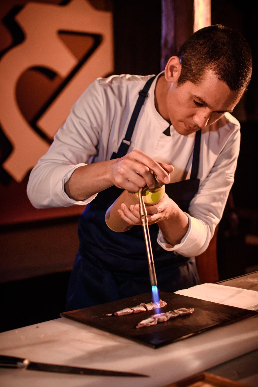 9. Ο διάσημος σεφ Σωτήρης Κοντιζάς, που ενσαρκώνει το μήνυμα της νέας καμπάνιας του Chivas “Success is a Blend”, σε ένα μοναδικό workshop εντυπωσίασε το κοινό με τις δημιουργίες του