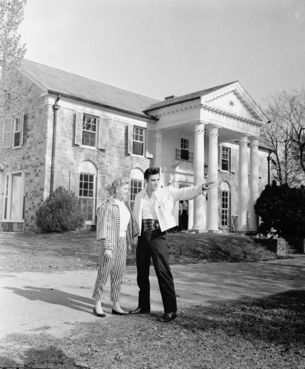 O Elvis Presley και η Yvonne Lime έξω από το νέο του σπίτι. Φωτογραφία: AP