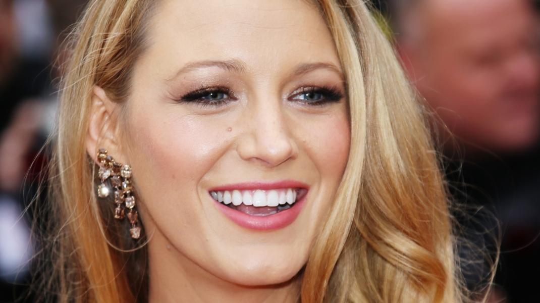 H Blake Lively είναι μία από τις διάσημες που έχει πεσμένο βλέφαρο/Shutterstock