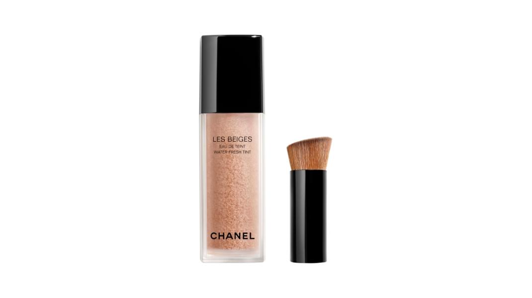 LES BEIGES by CHANEL, Water-Fresh Tint LIGHT: Ενυδατικό foundation του οίκου Chanel που δημιουργεί φυσικό, λαμπερό αποτέλεσμα στην επιδερμίδα.