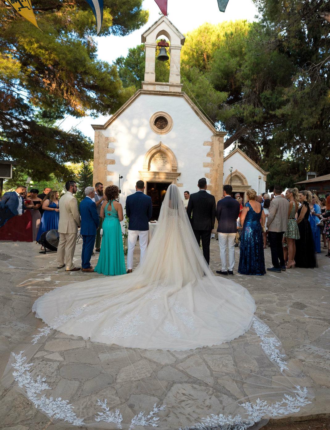 To νεόνυμφο ζευγάρι στον προαύλιο χώρο της εκκλησίας/ NDP Photo Agency