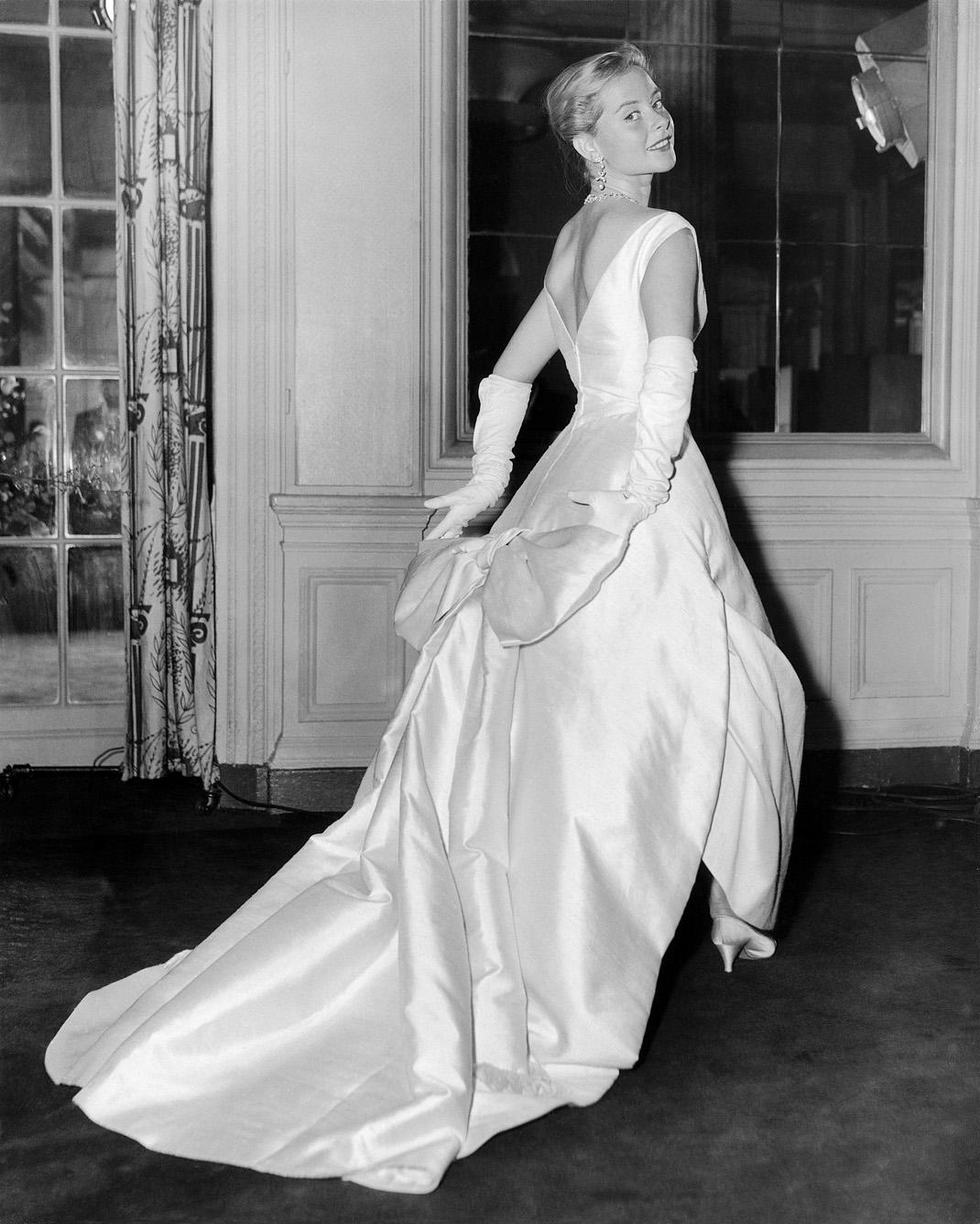 Geneviève Page wears a Christian Dior dress during the French Film Festival in London in 1957. © Keystone-France