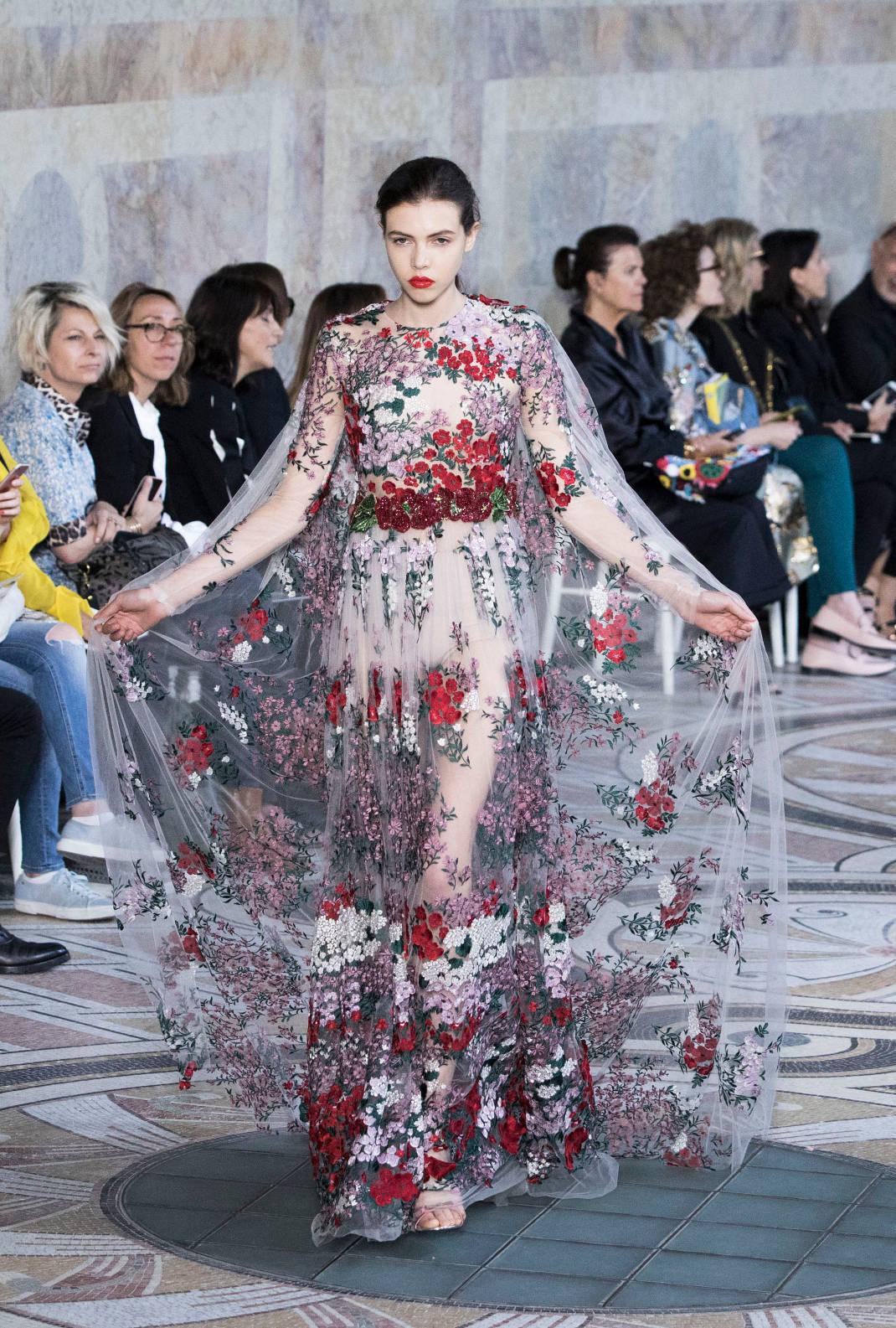 apimages /Giambattista Valli's Haute Couture Fall/Winter 2017/2018