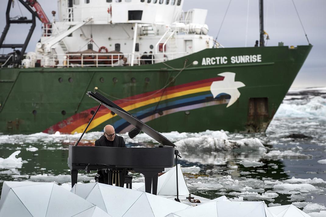 ©Greenpeace, Ludovico Einaudi performs in the Arctic Ocean 