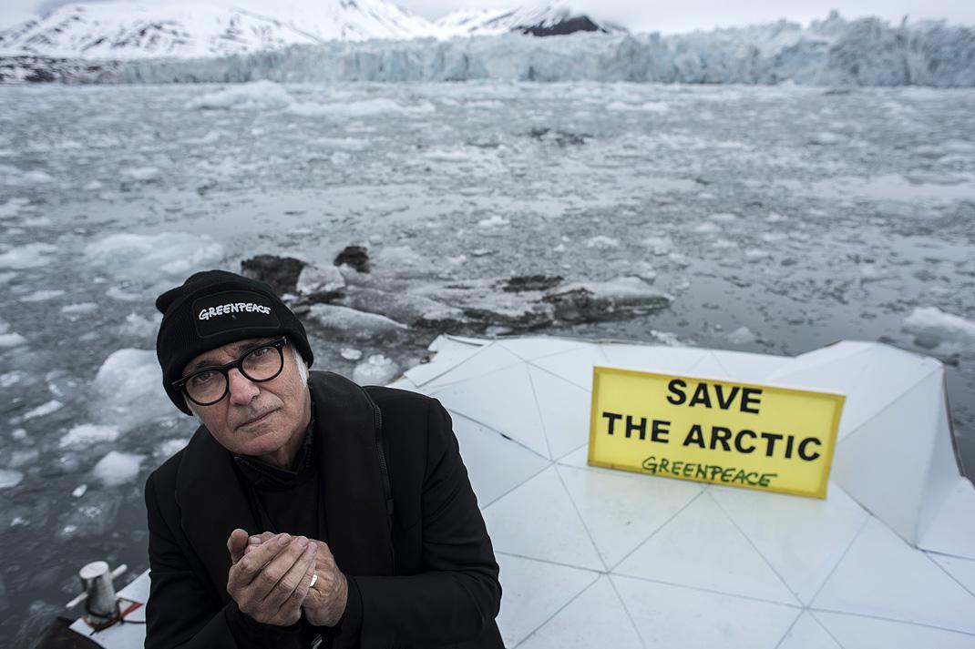 ©Greenpeace, Ludovico Einaudi performs in the Arctic Ocean 