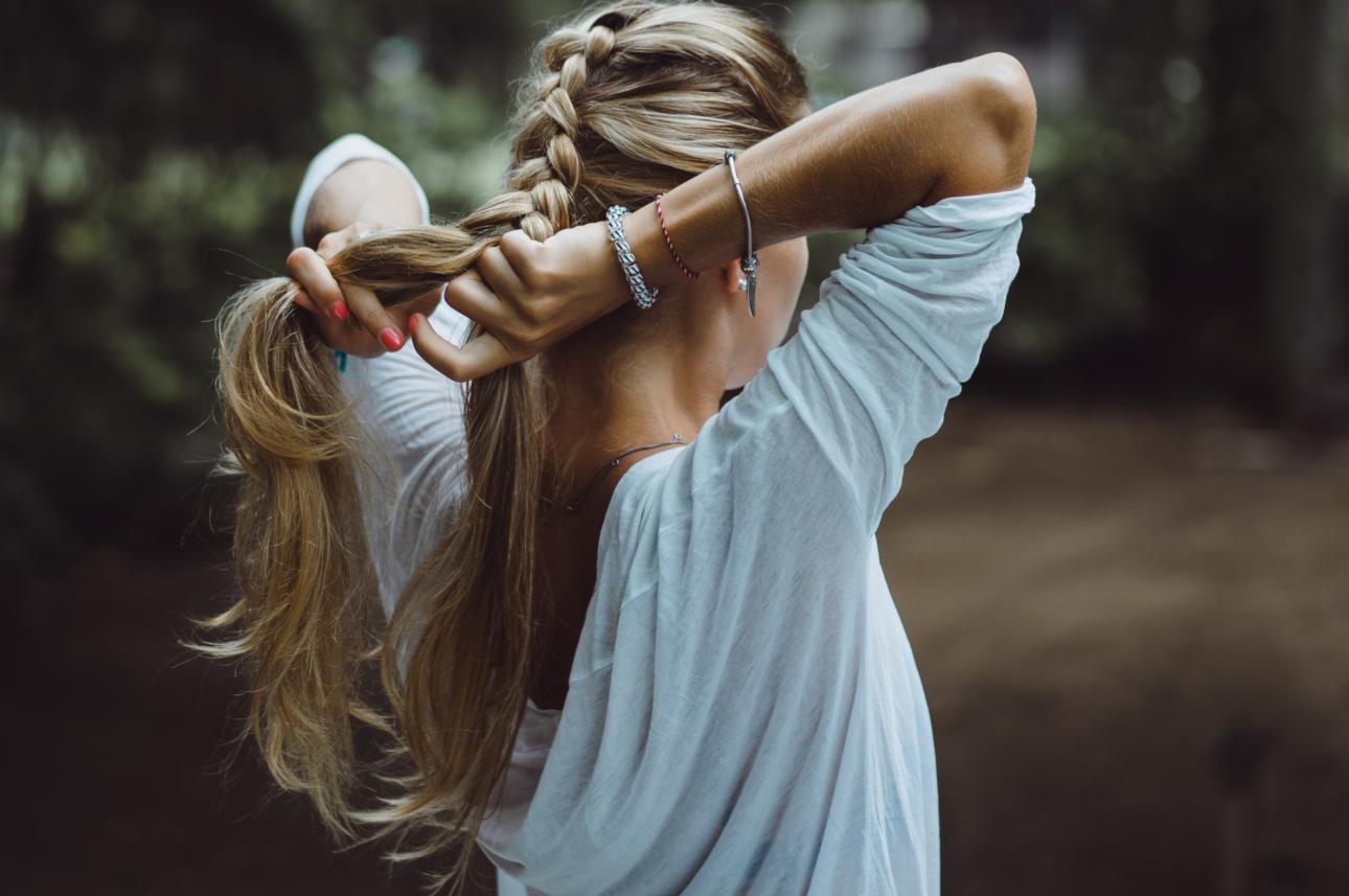 Γυναίκα με πλεξίδα/Shutterstock