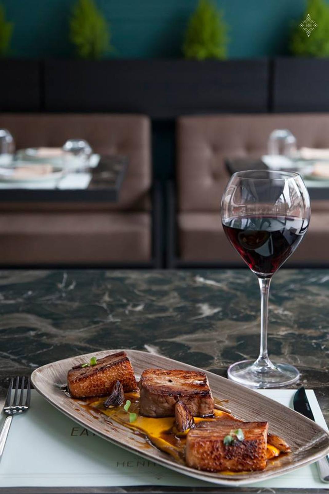Pork Belly: Χοιρινή pancetta σιγομαγειρεμένη με φρέσκα μυρωδικά. Συνοδεύεται από πουρέ καρότου, shallot σωτέ, σάλτσα από ρούμι και λάδι από σχοινόπρασο