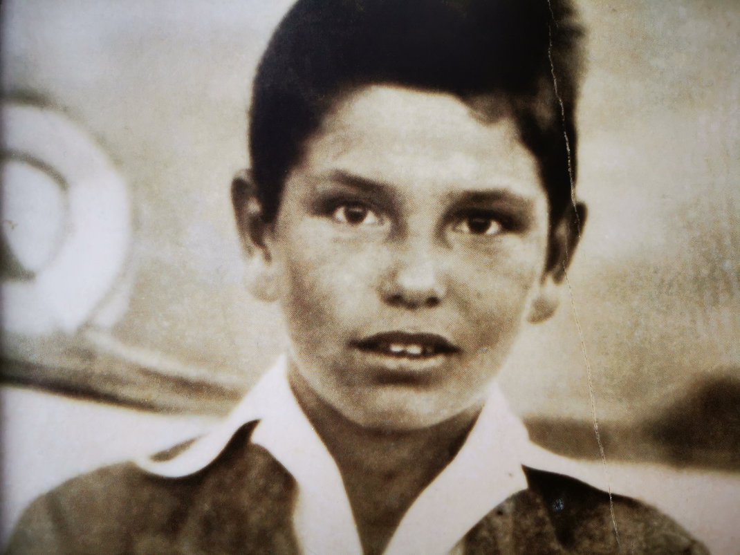 Ο Νίκος Κούρκουλος 10 ετών. 1944. Φωτογραφία: «Ενας αυθεντικός πολίτης παντός καιρού»
