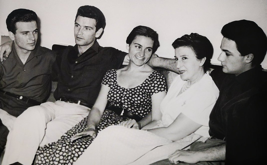 Με τη δασκάλα του Κατίνα Παξινού και τους συμμαθητές του Θάνο Λειβαδίτη, Φλωρέττα Ζάννα και Γιώργο Πάντζα. 