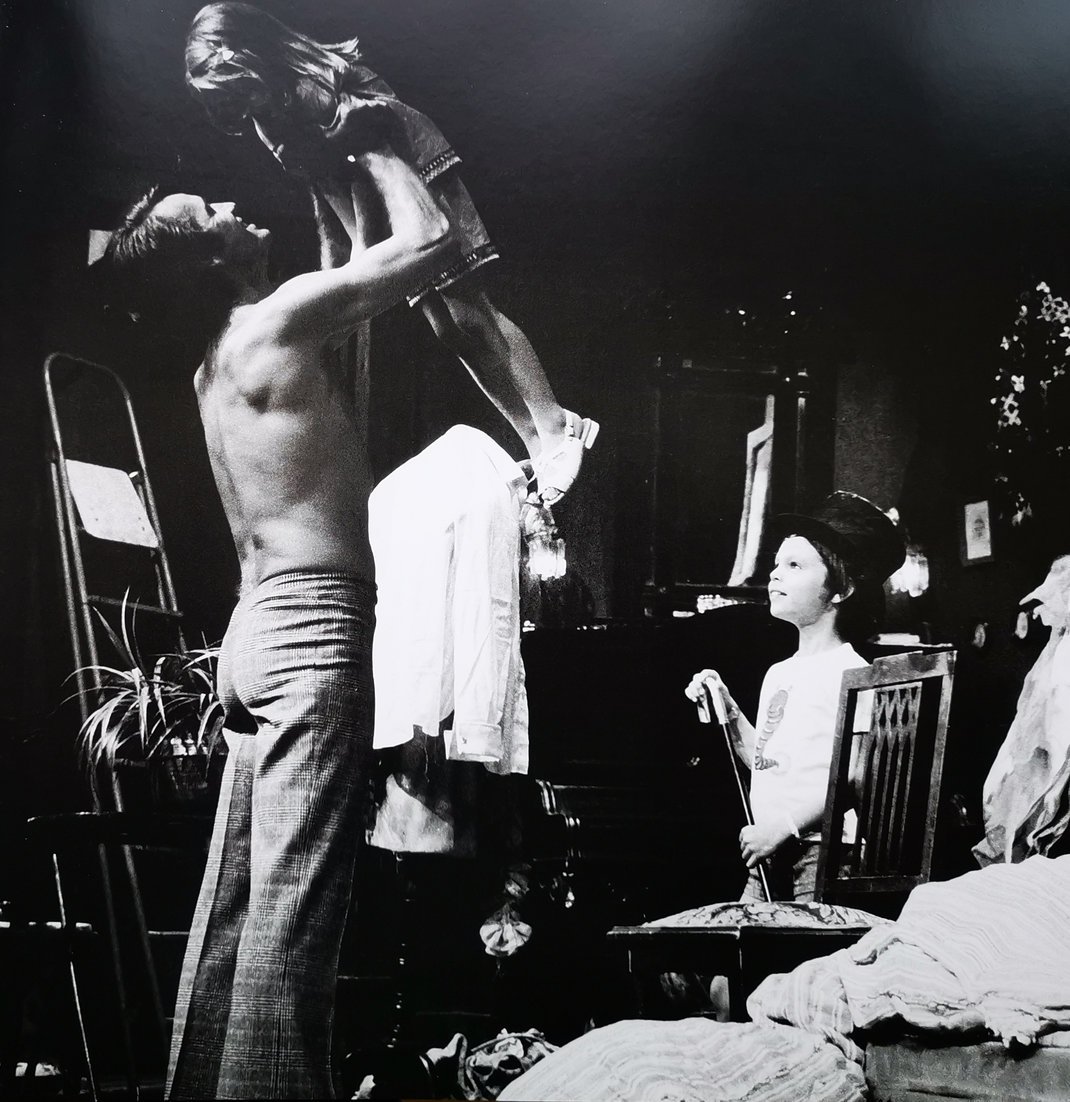 Με τη Μελίτα και τον Άλκη στο σκηνικό του Τάνγκο. 1973