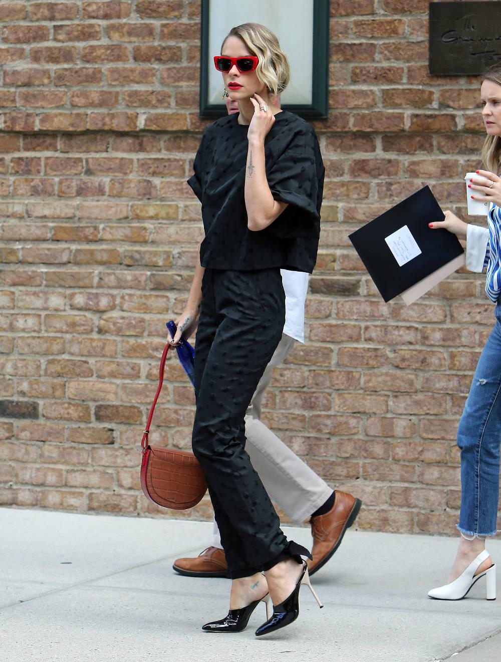 Η ηθοποιός Jamie King στο δρόμο για το show του Jason Wu της Εβδομάδας Μόδας της Νέας Υόρκης 