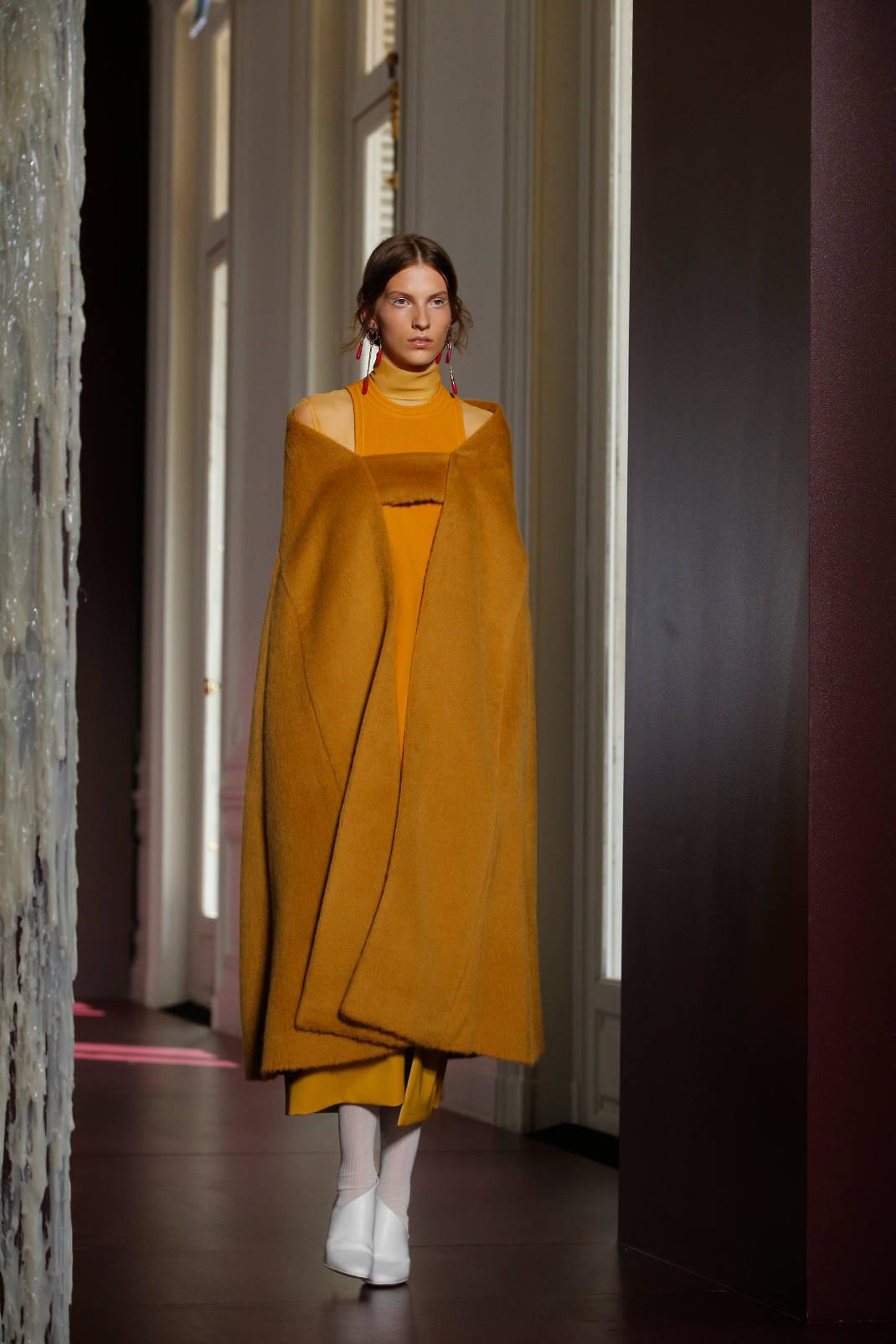 apimages /Valentino Haute Couture Fall/Winter 2017/2018