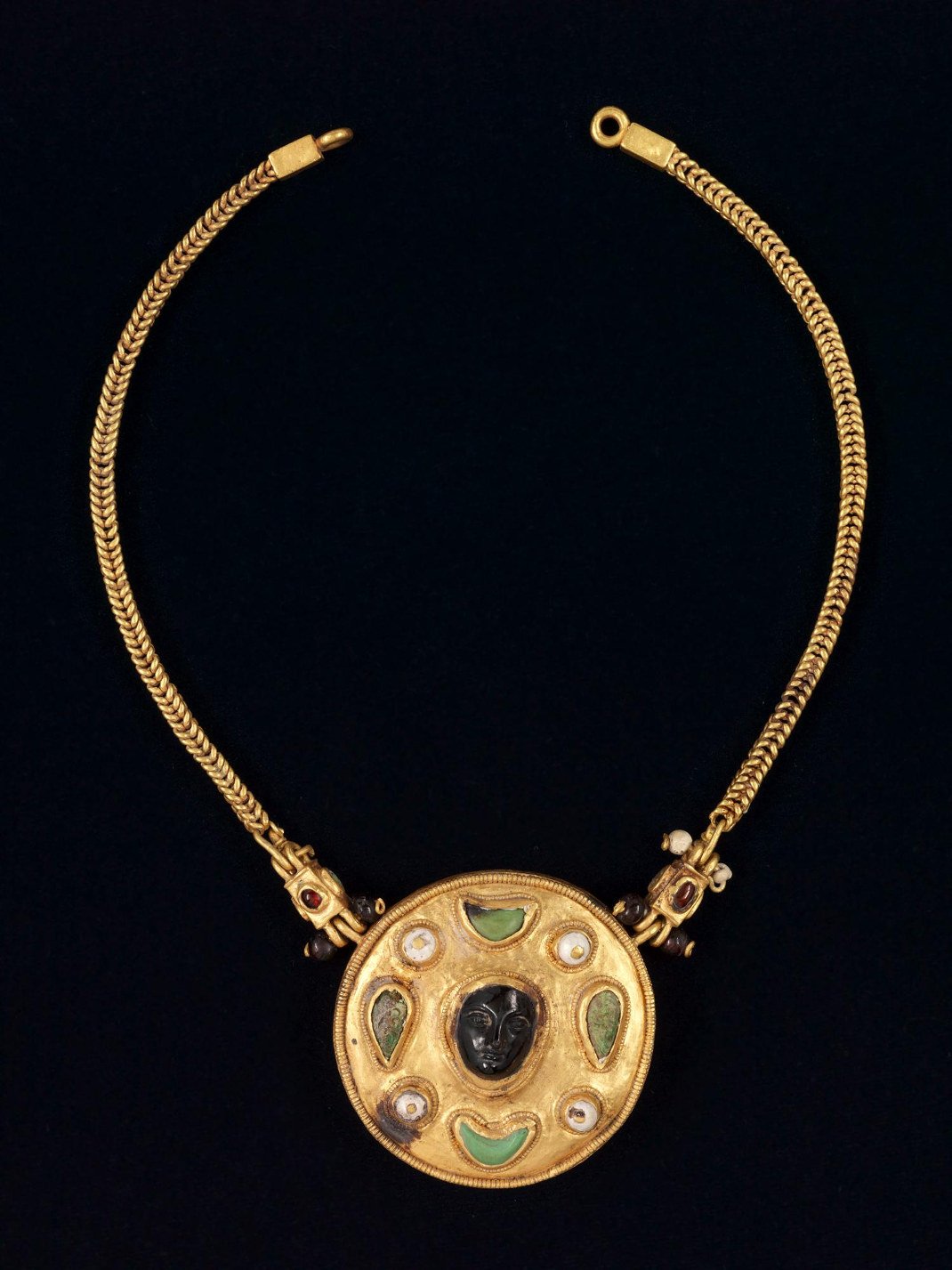Περιδέραιο με καμέο. Από τη Θατζ, Τελλ αλ-Ζάιερ. 1ος αιώνας μ.Χ. Χρυσός, μαργαριτάρια, τουρκουάζ και ρουμπίνια. Εθνικό Μουσείο, Ριάντ