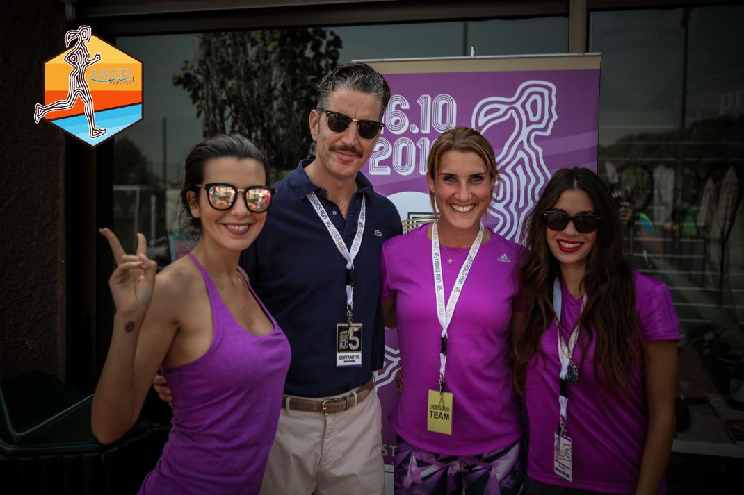 Ο διοργανωτής Κίμων Φραγκάκης περιστoιχισμένος από την τηλεοπτική Νικολέττα Ράλλη, την πρωταθλήτρια του στίβου Φωτεινή Δαγκλή-Παγκότο και τη στιλίστρια Βίβιαν Ρουβέλα από το Team του Ladies Run.