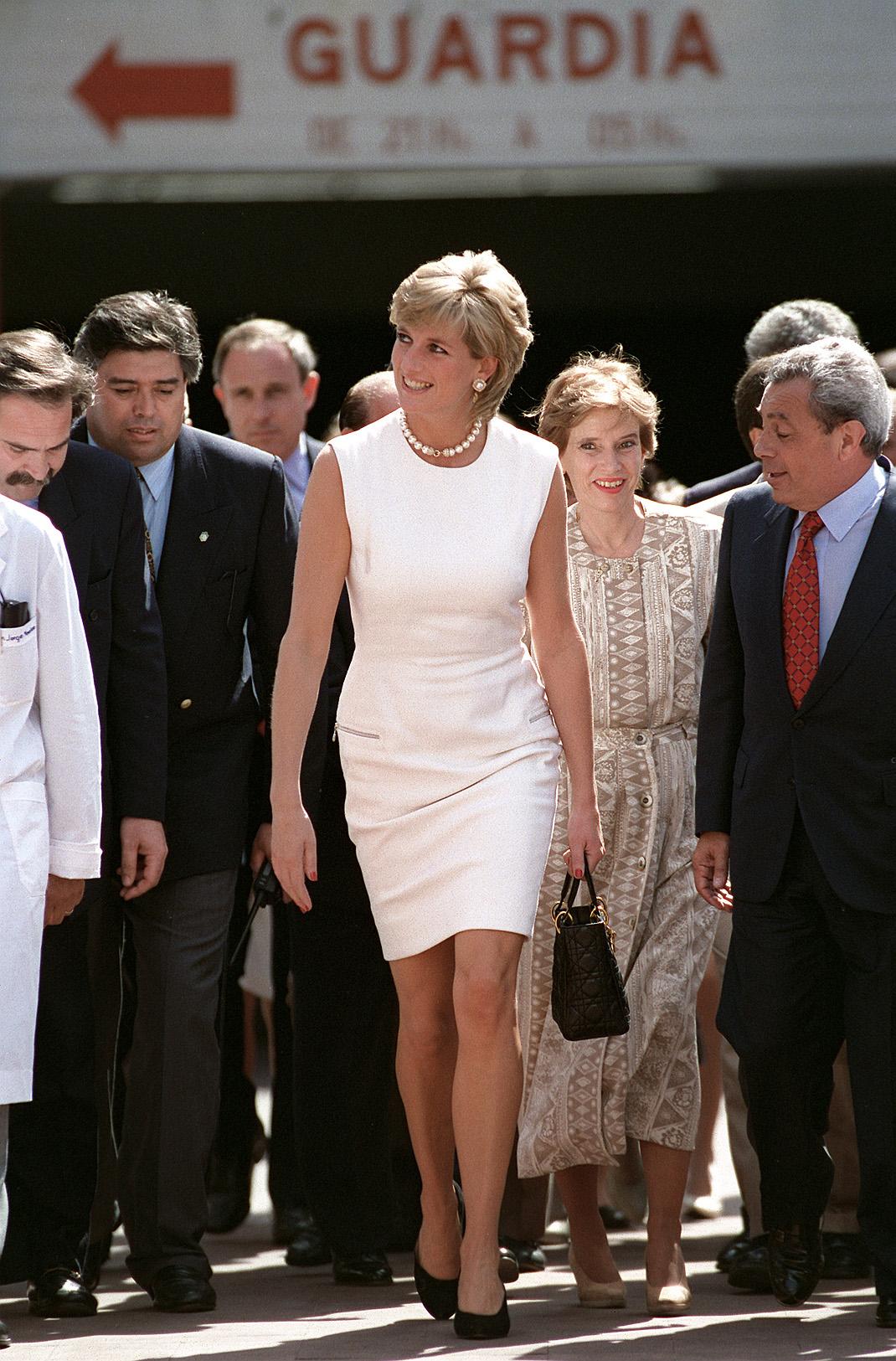 Lady Diana arrives in Buenos Aires, November 23, 1995. She carries the Dior handbag that she will eventually popularize, which will become the famous Lady Dior. © Tim Graham/Getty Images