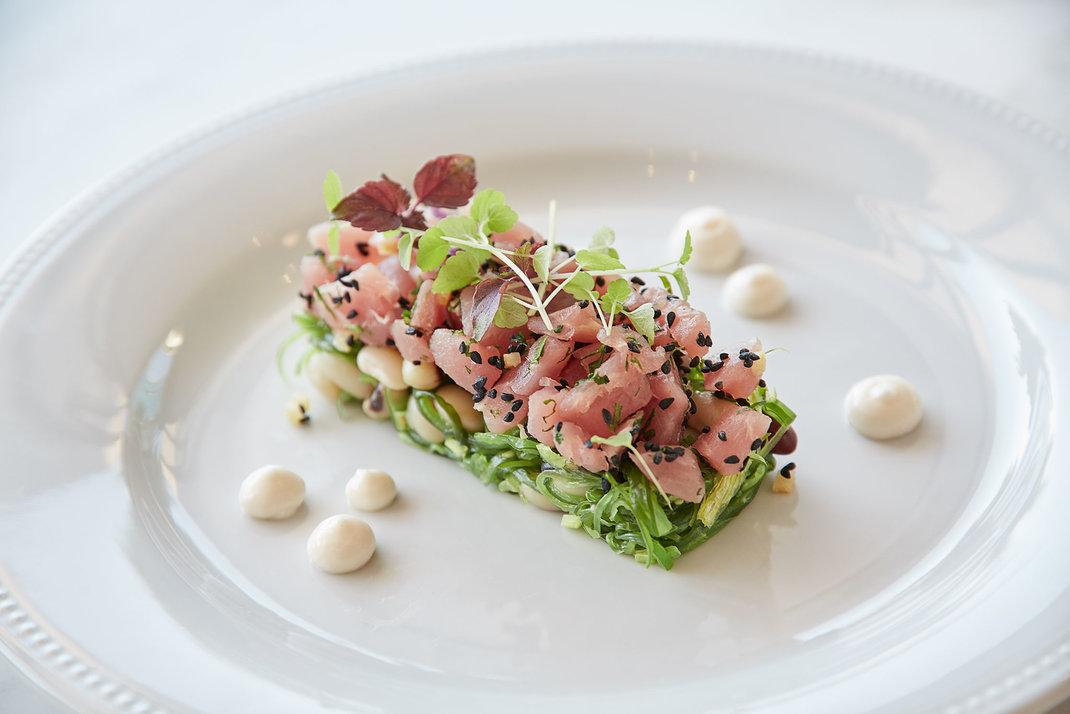 Φασόλια πιάζ, τόνος tartare, φύκια wakame, ταραμοσαλάτα, μυρωδικά