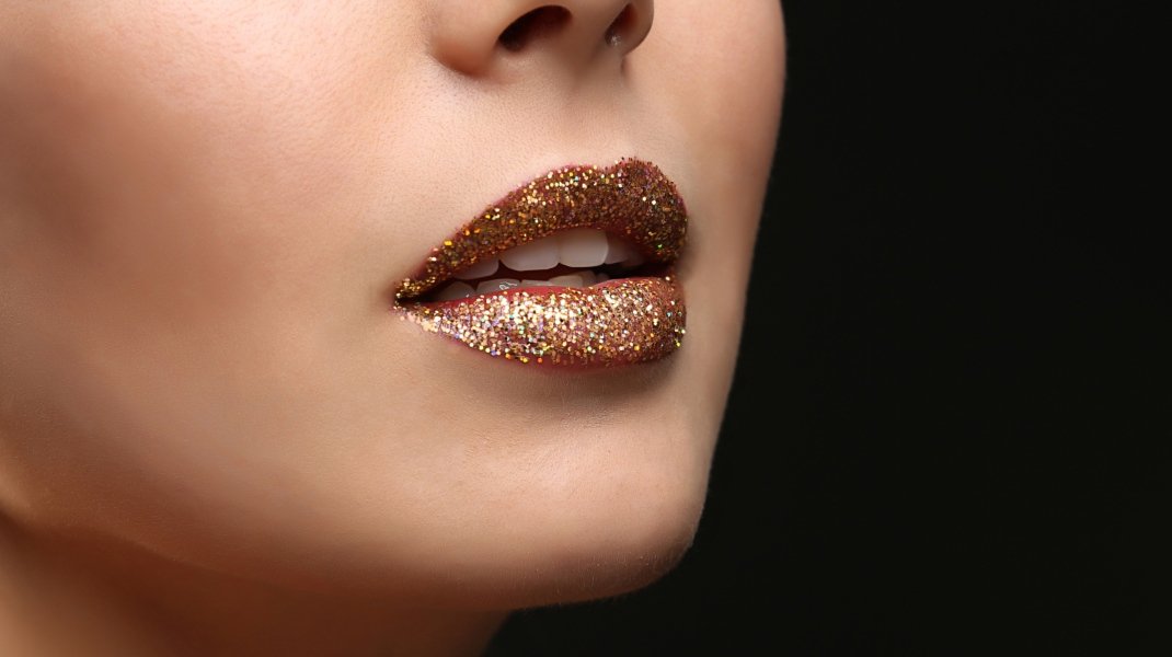 Φυσικά χείλη με χρυσό glitter/Shutterstock