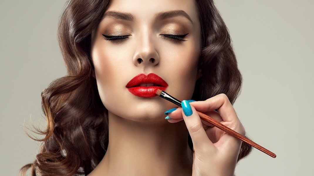 Γυναίκα με ρετρό makeup look, κόκκινα χείλη και eyeliner/Shutterstock