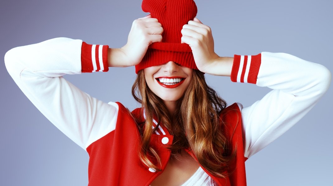 Γυναίκα με κόκκινα χείλη/Shutterstock