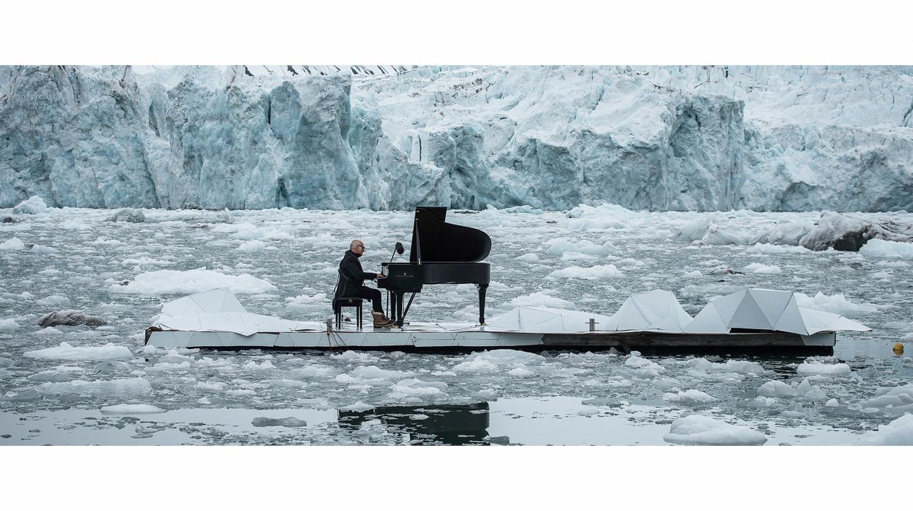 ©Greenpeace, Ludovico Einaudi performs in the Arctic Ocean 