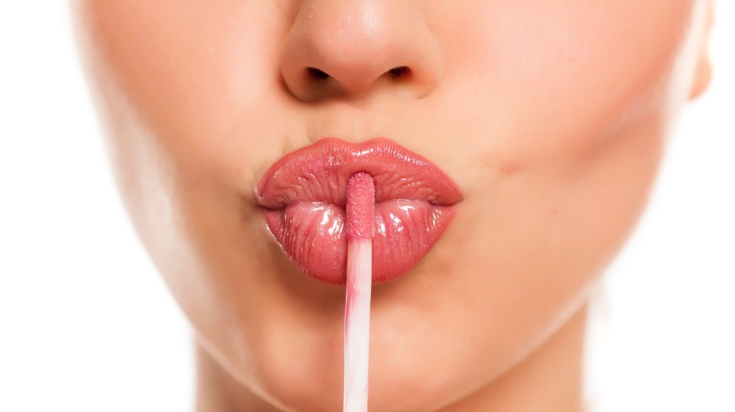 Lip gloss σε φυσική απόχρωση/Shutterstock
